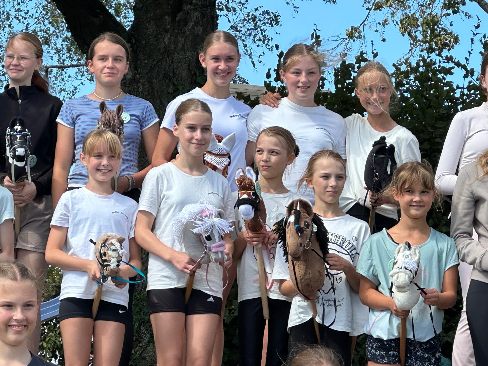 Teilnehmerinnen beim Hobby Horsing Turnier